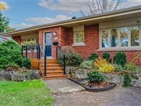 957 Sanford Dr, Burlington